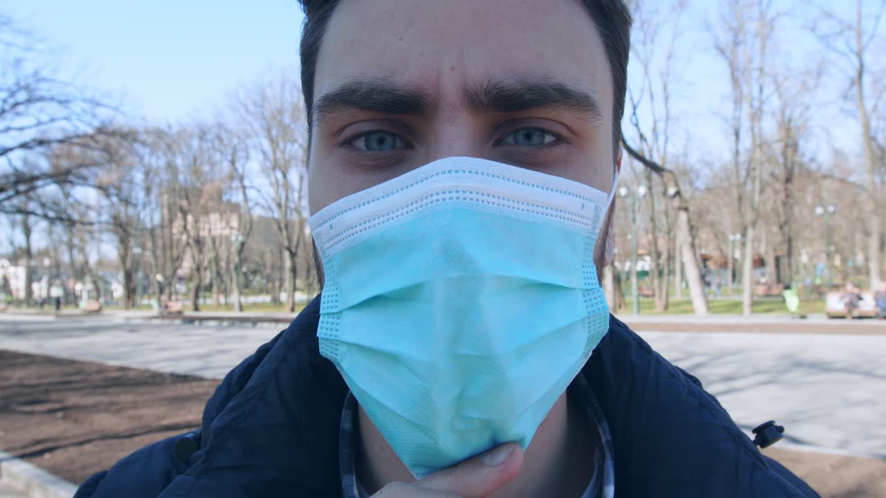 un hombre con una máscara en un parque.