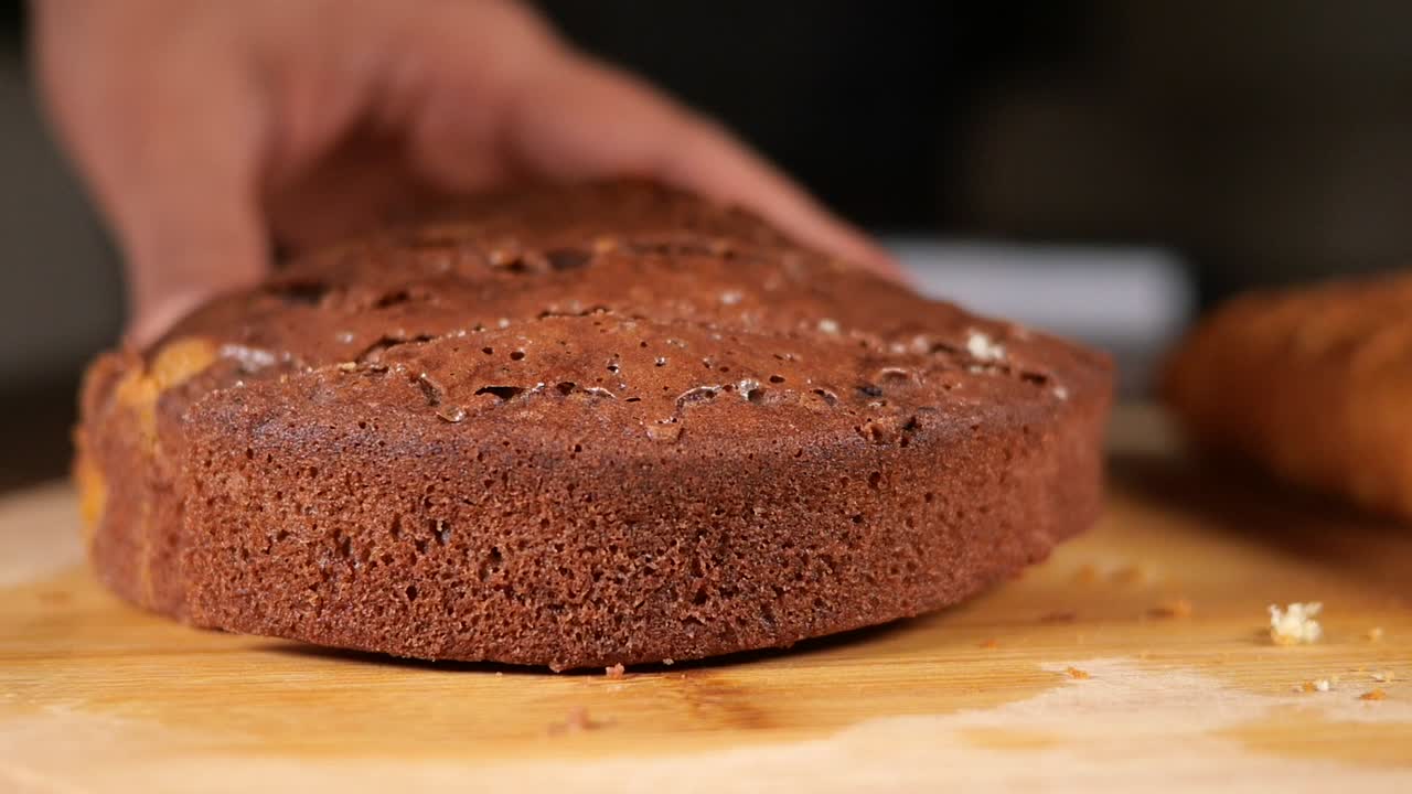 cortando un pastel de chocolate