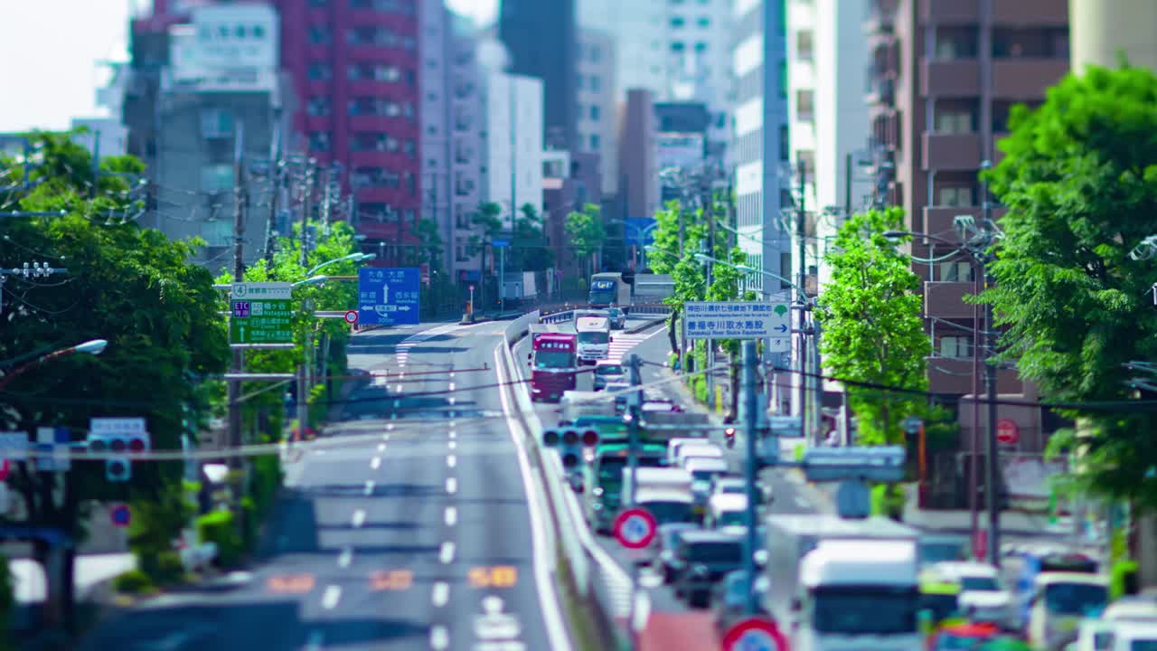 도쿄의 도시 거리에서 미니어처 교통체증의 타임스