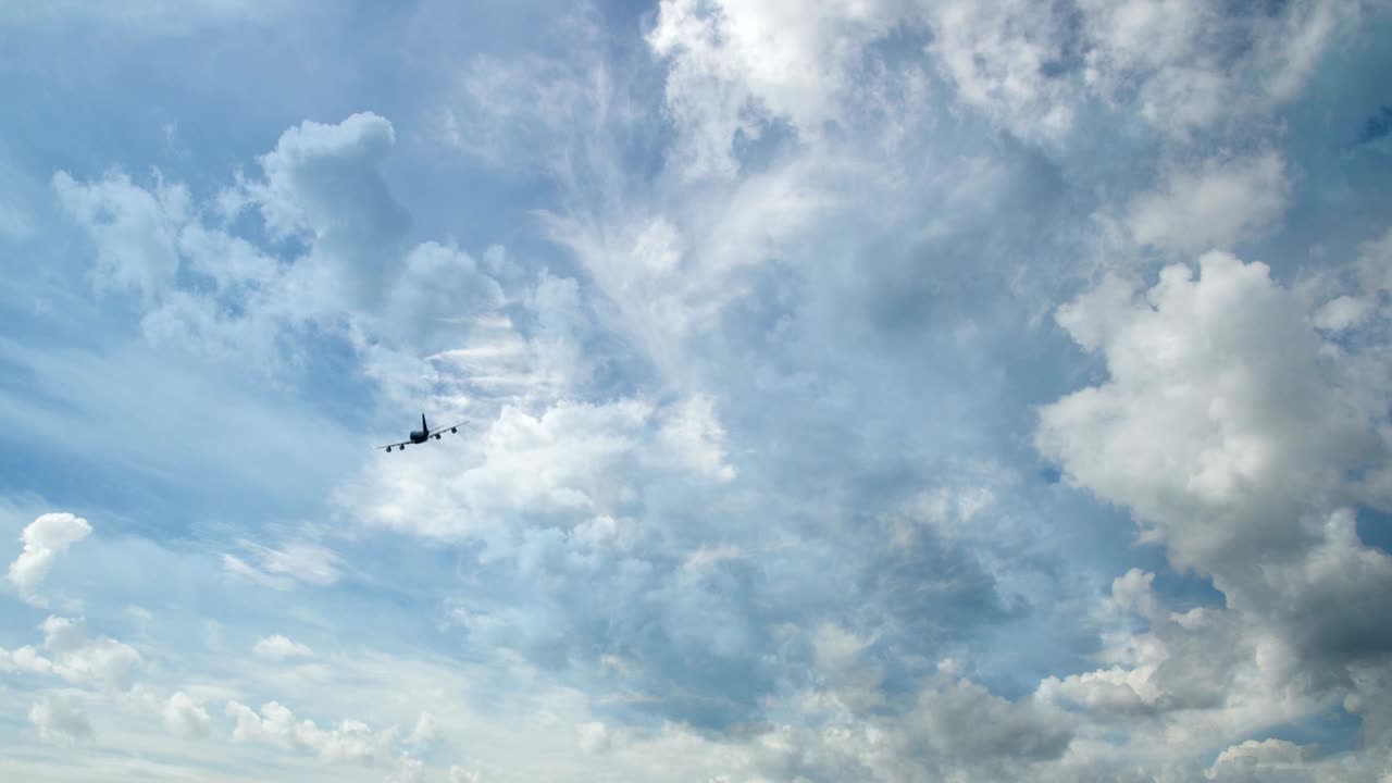 Airplane fly by sunny day blue sky. loop video, Time-lapse