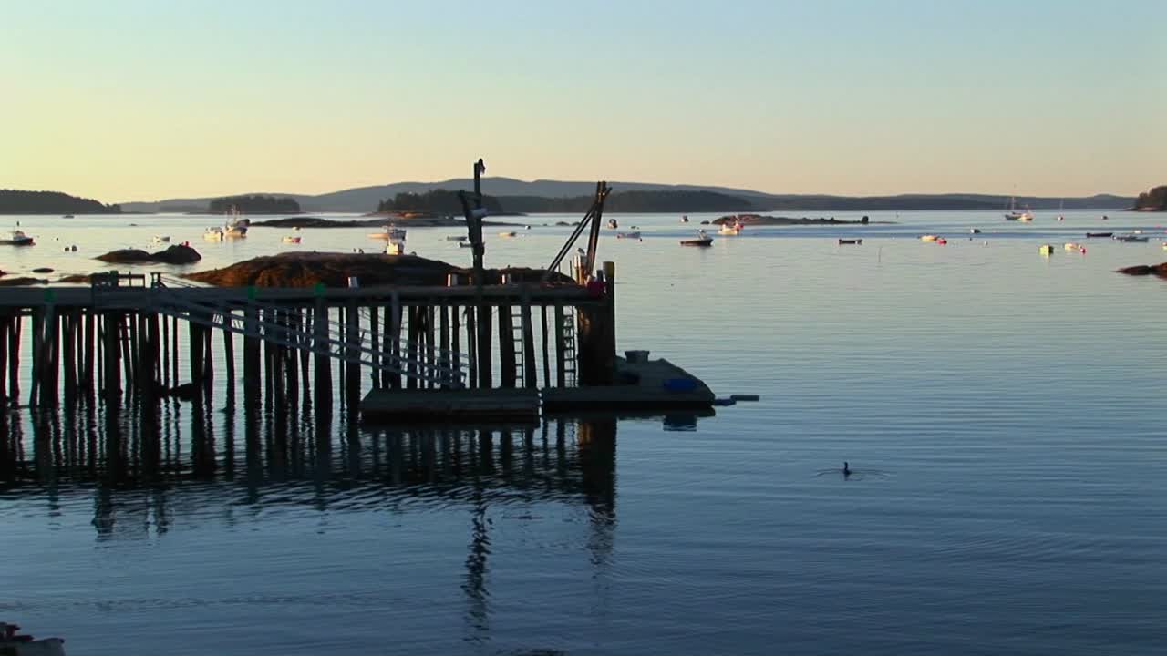 la silueta de un pueblo de langostas en stonington maine