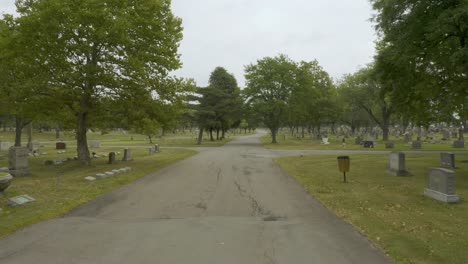 Vista-De-La-Calle-Estable-De-4k-Del-Cementerio,-Drone-En-El-Cementerio-De-Búfalos,-Vista-De-La-Calle,-Asiento-Delantero