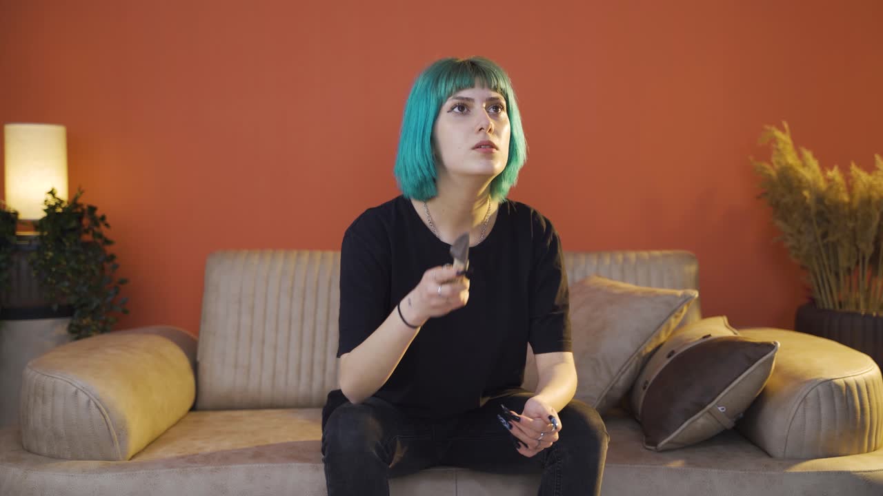 la joven que busca venganza es ambiciosa.