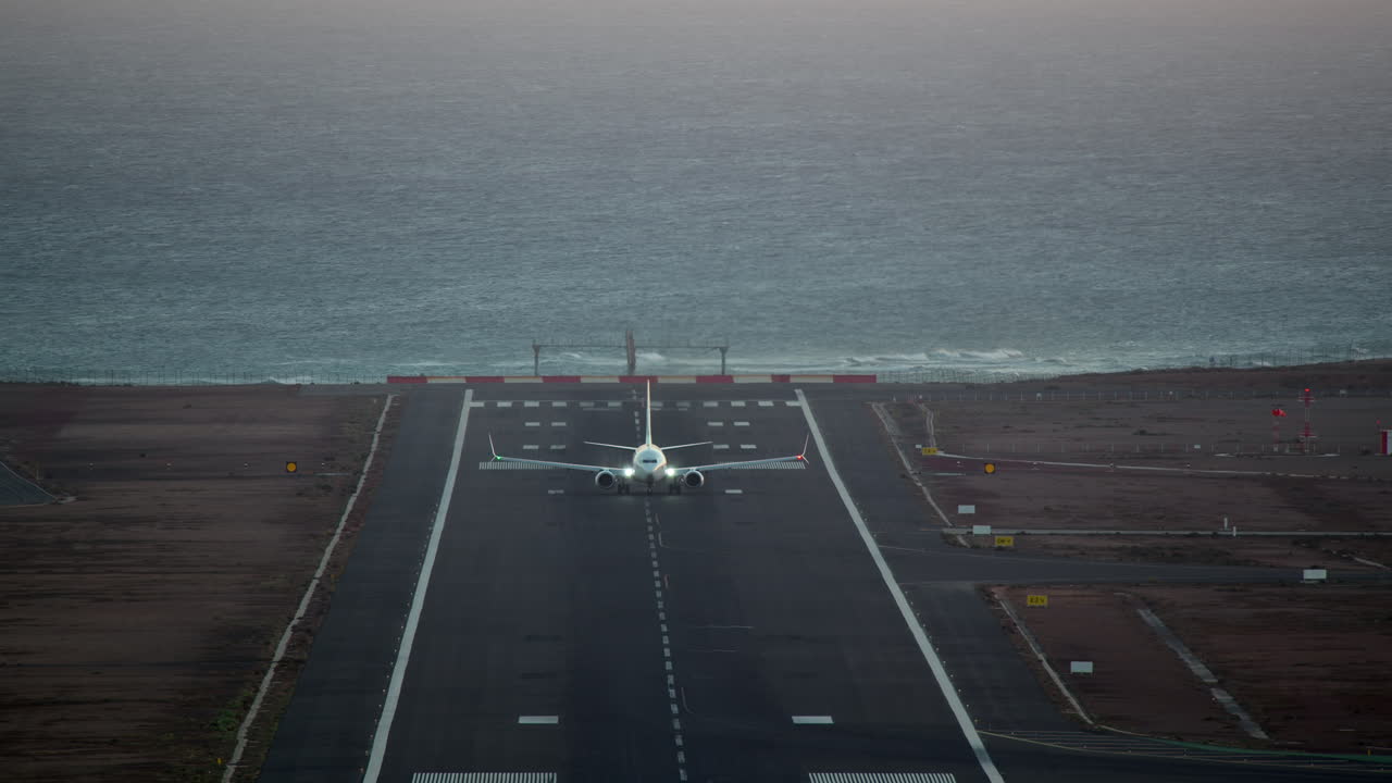 공항에서 이륙하는 비행기
