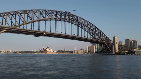 Puente-Del-Puerto-De-Sydney-Y-Teatro-De-La-ópera-Al-Atardecer-En-Sydney,-Australia---Plano-General