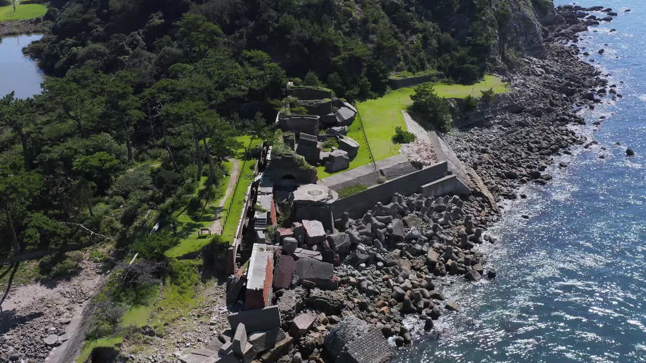 ruinas del fuerte de tomogashima, plano aéreo que establece el tiro, wakayama japón
