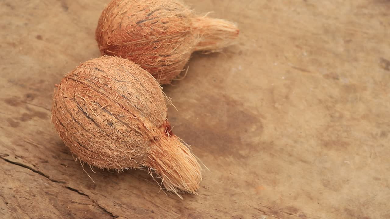 coco entero sobre un fondo oscuro