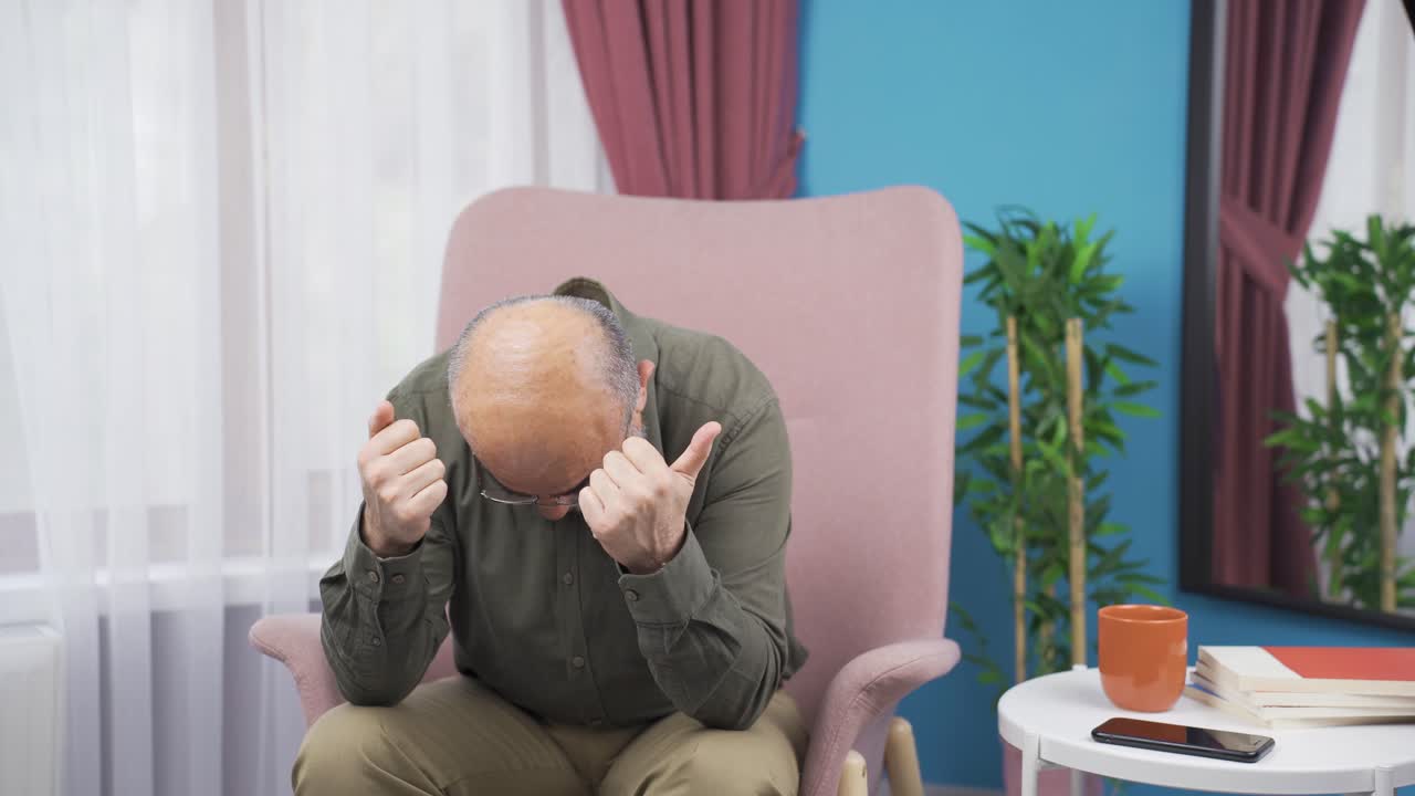 불행하고 화가 난  ⁇ 은이 자기 자신에게 화가 난다.