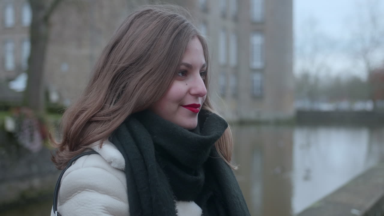 아름 다운 젊은 금발 소녀 웃 고 웃 고, 오른쪽에 찾고