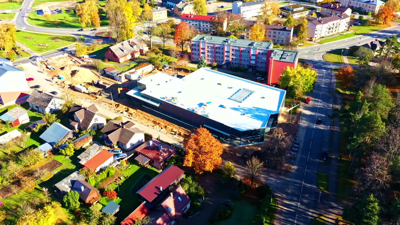 Nieuwe bouwplaats voor een winkel met commerciële vastgoedontwikkeling in een stedelijk gebied, luchtfoto