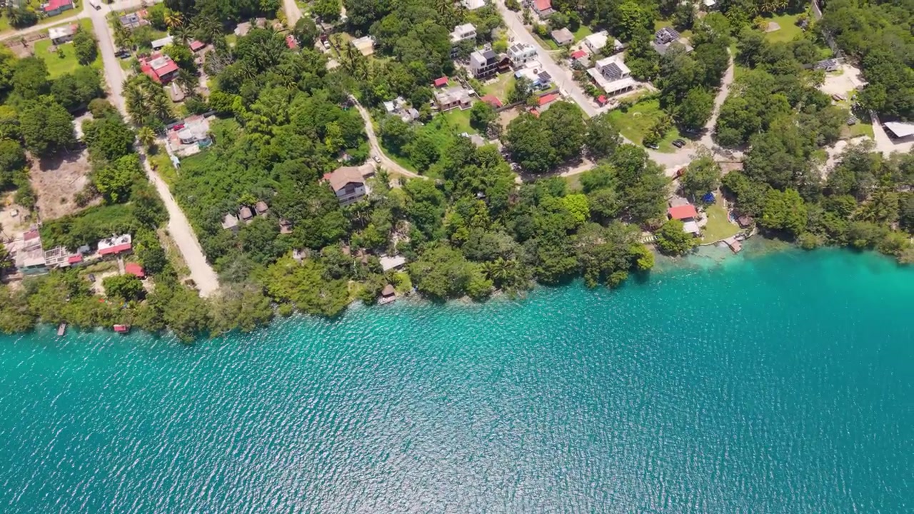 Vista aerea della Laguna Xul-Ha che evidenzia le sue intense sfumature di blu e turchese