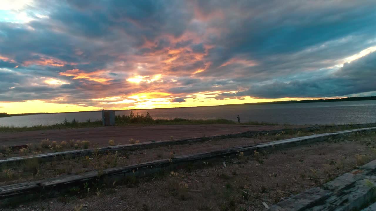 vista aérea volando sobre las orillas del río mackenzie, cerca de fort providence territorios del noroeste