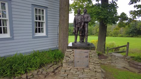 Estatua-En-El-Frente-De-La-Casa-De-Los-Caballeros,-Joseph-Sr-Y-Newel-Knight-Y-El-Lugar-De-La-Primera-Rama-De-La-Iglesia-De-Cristo,-Mormones-Ubicados-En-Colesville,-Nueva-York-Cerca-De-Bainbridge