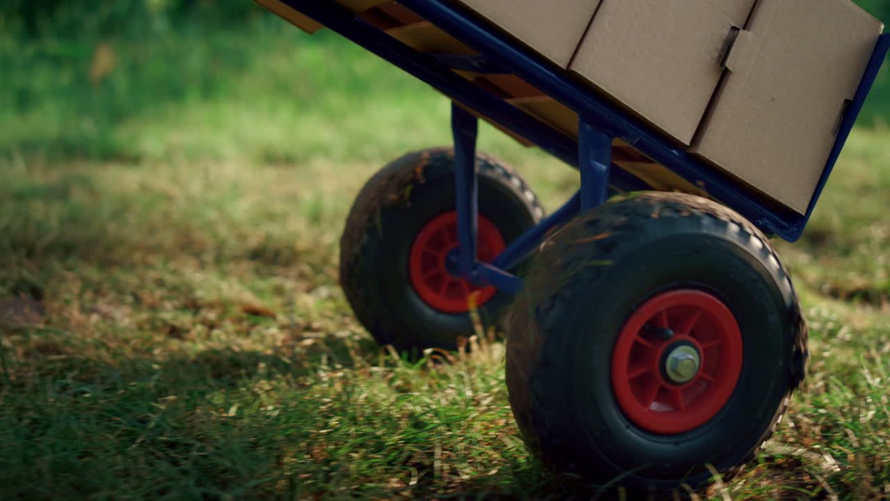 생태적 인 농장 지역 플랜테이션 집에서 농업 장비 wheelbarrow 상자.