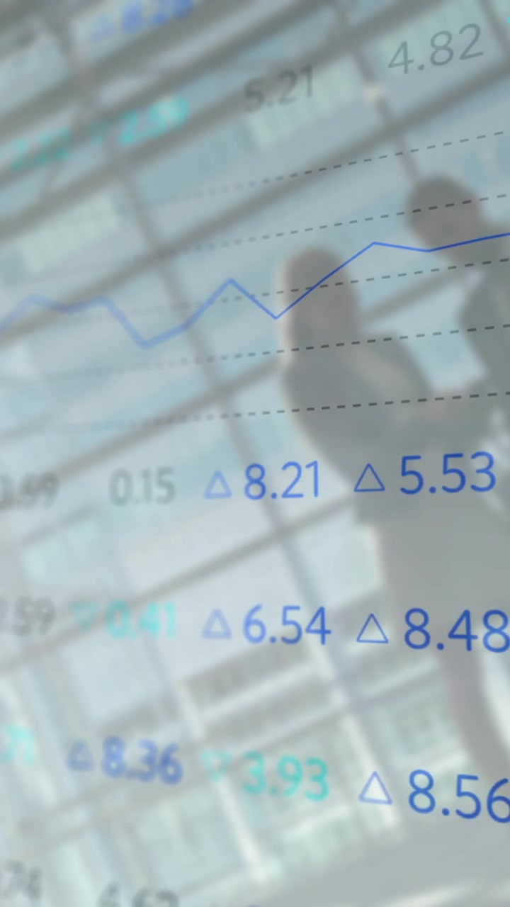 Animazione di elaborazione di dati finanziari su diversi professionisti in aeroporto.