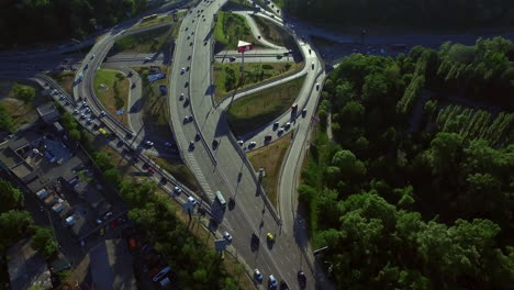 fahrzeuge fahren an einer straßenkreuzung