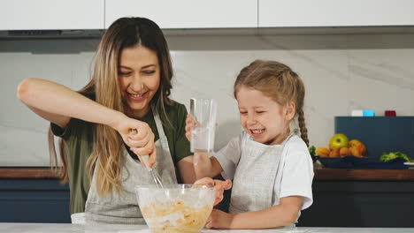 Madre-E-Hija-Preparan-Masa-Y-Ríen