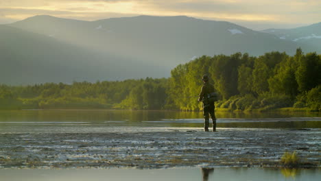 Casting-Fischer-Angeln-In-Ruhigen-Gewässern,-Columbia-River,-Oregon