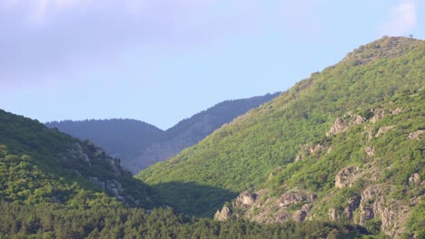 Time-lapse-De-Hermosas-Colinas-Montañosas-En-Primavera,-Desde-La-Hora-Dorada-Hasta-El-Anochecer