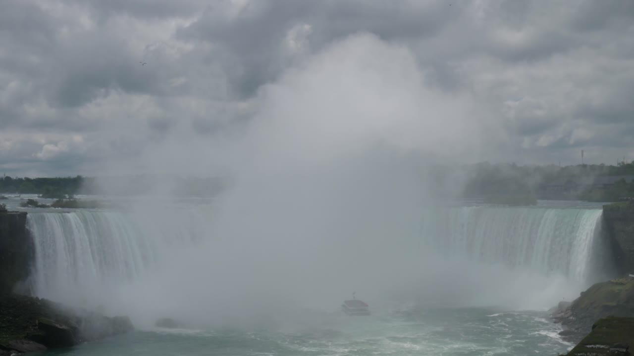 호스쇼 폭포 (horseshoe falls) 와 나이아가라 폭포 (niagara falls) 에 있는 미스트 (mist) 는 흐린 날에 캐나다에 있다.