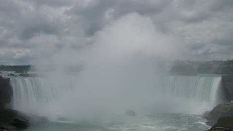 la niebla en las cataratas de la herradura las caídas del niágara canadá en un día nublado