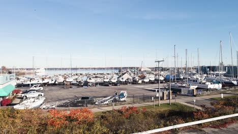 elevándose sobre un puerto deportivo en otoño