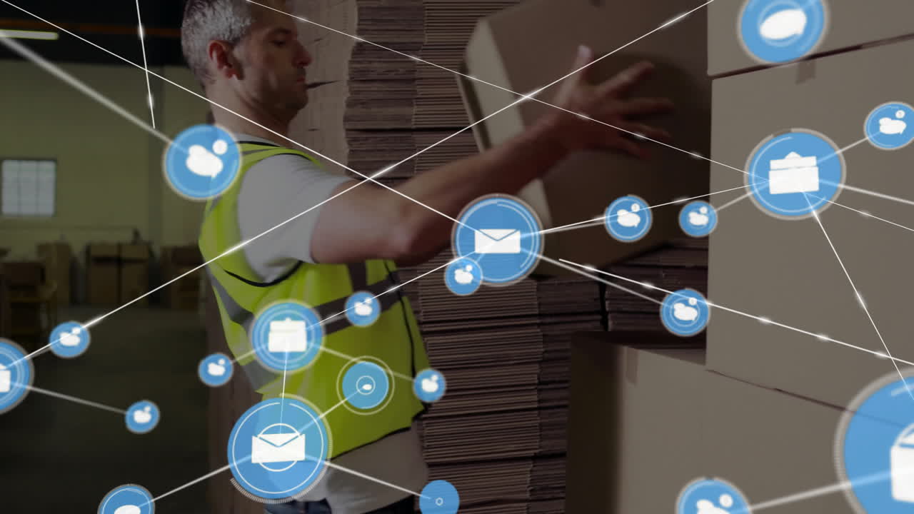 apilamiento de cajas en el almacén, trabajador con conexiones de red animación superpuesta