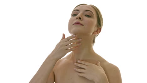 retrato, de, un, mujer joven, masajear suavemente, ella, cuello