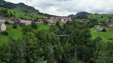 Hängebrücke,-Die-Zwei-Teile-Eines-Wunderschönen-Malerischen-Dorfes-Verbindet