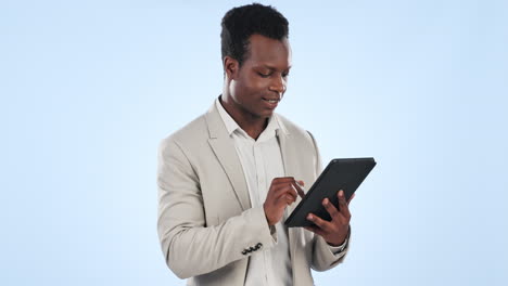 hombre negro feliz, tableta y redes sociales