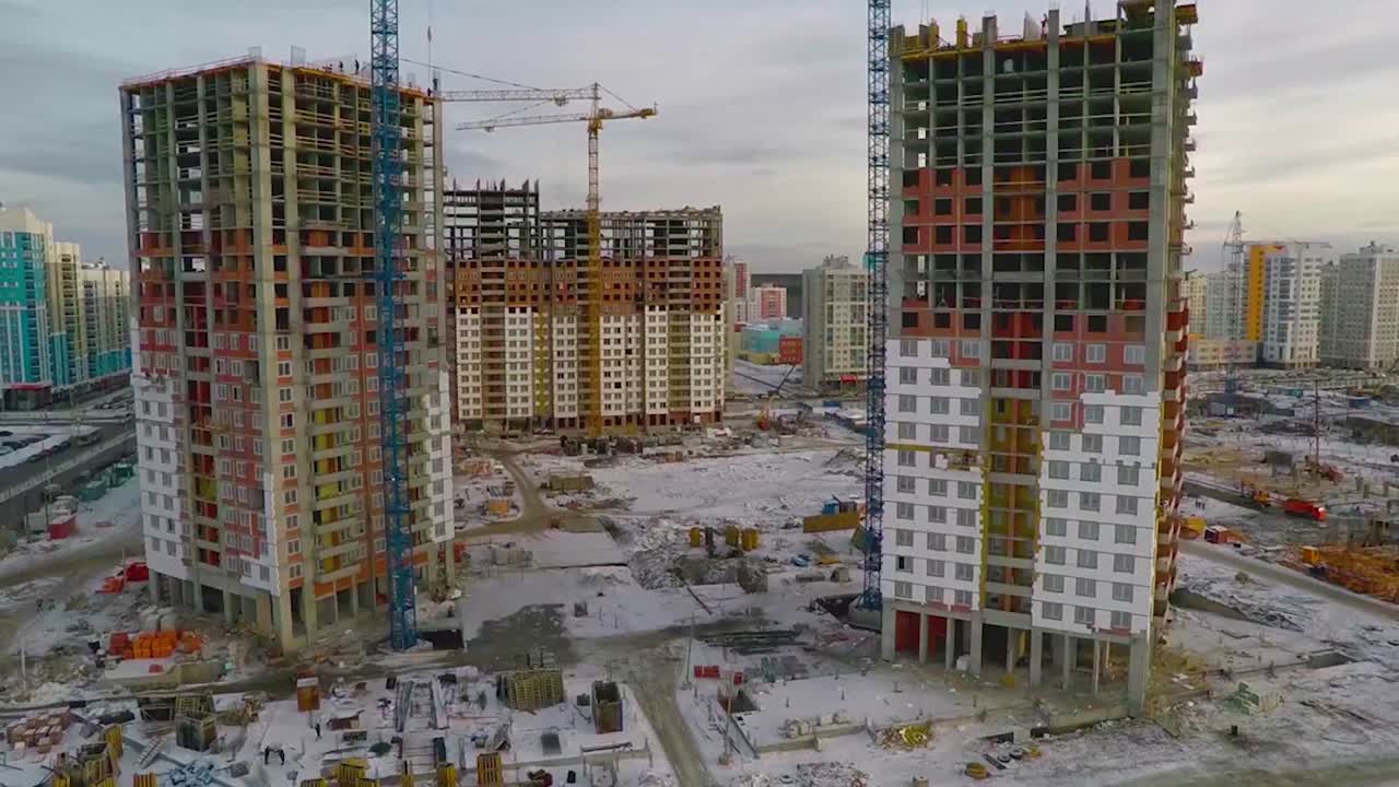 sitio de construcción de edificios de varios pisos en invierno