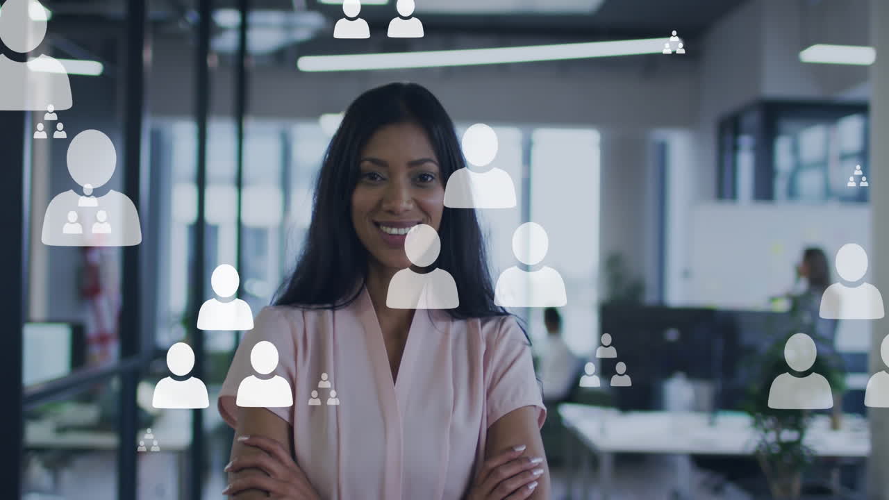 Animação de rede de conexões com ícones sobre empresária birracial em escritório