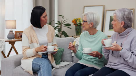 Hablando,-Amigos-Mayores-Y-Té-En-El-Sofá-Para-Relajarse