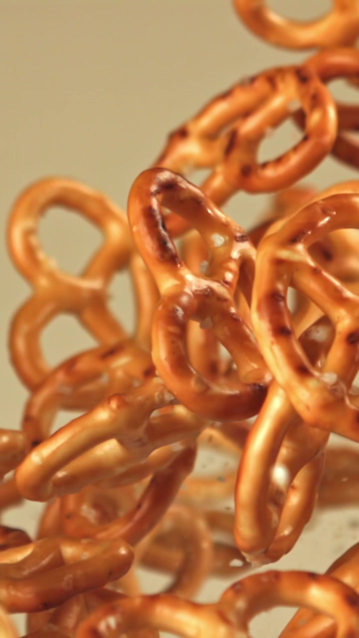 Primer plano de mini pretzels flotando en cámara lenta