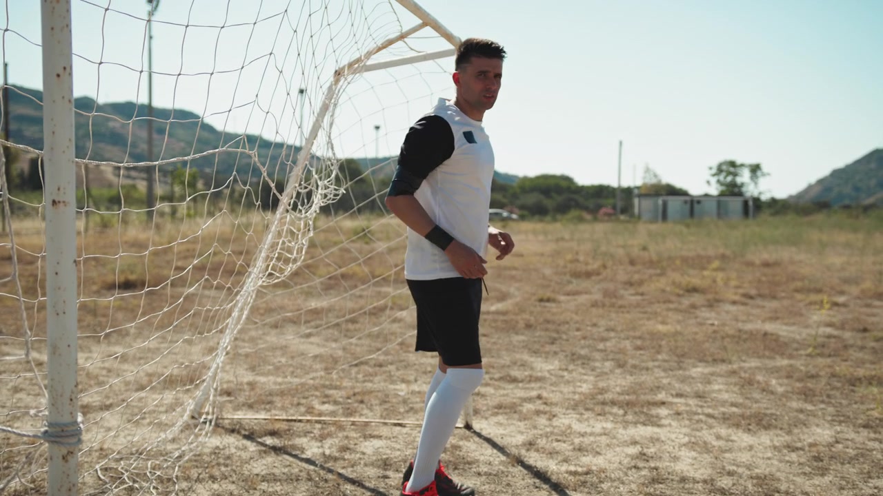 Portiere che si prepara a parare il rigore