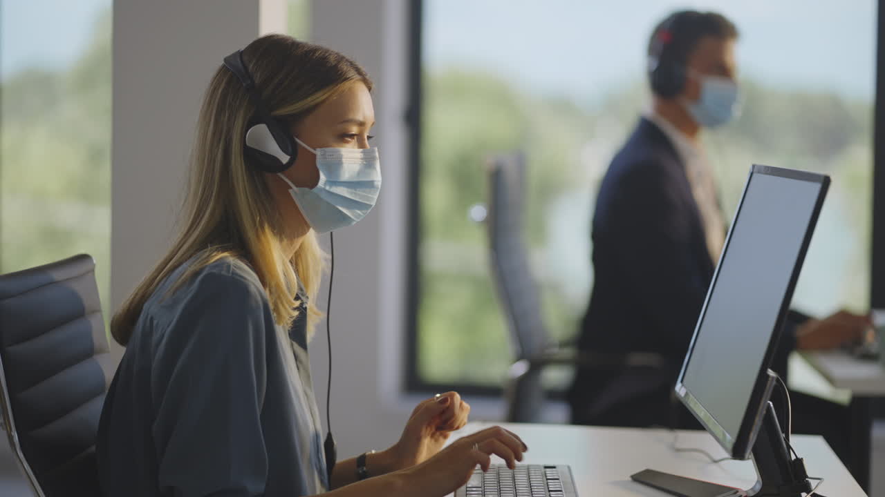 агенты по обслуживанию клиентов, работающие в офисе во время пандемии
