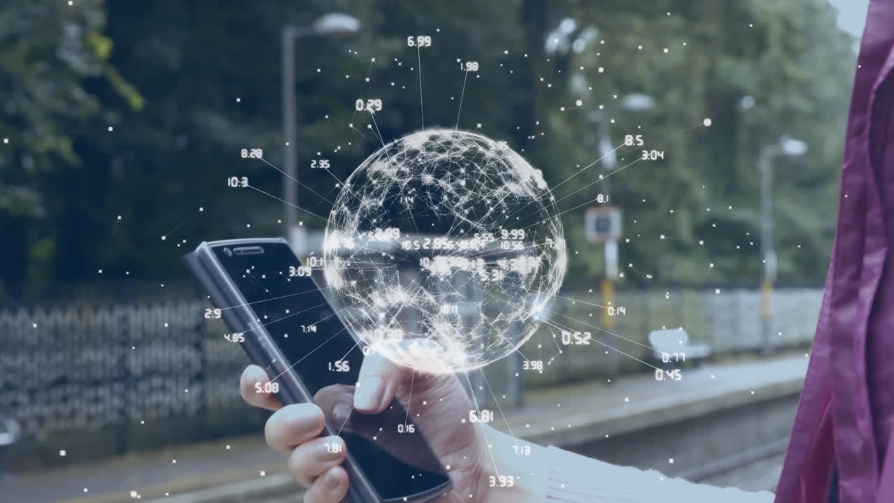 animación de la red global de procesamiento de datos sobre una mujer de negocios en la estación de tren utilizando un teléfono inteligente
