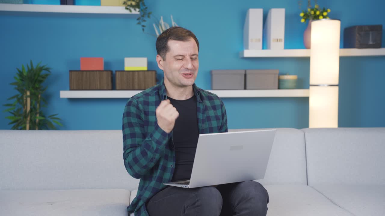 hablando con padres y amigos en el chat de facetime, saciando el anhelo.