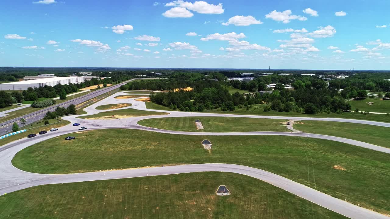 el dron muestra coches deportivos confidenciales en una pista de pruebas secreta en carolina del sur.