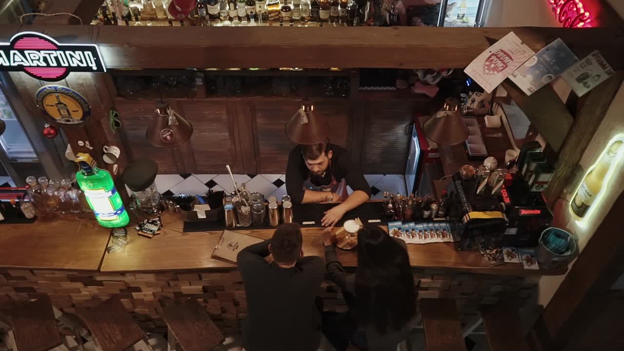 바쁜 술집 장면