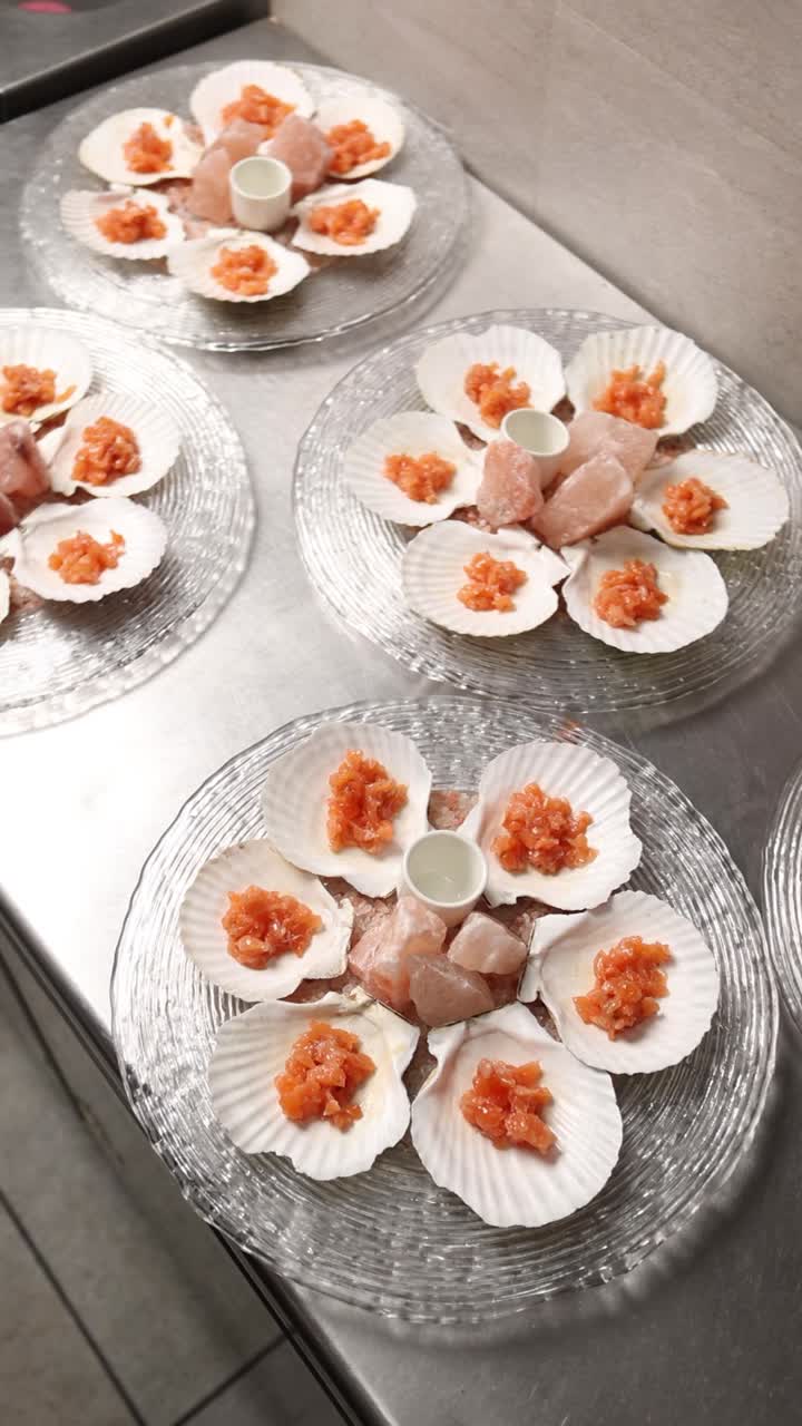 aperitivo de vieiras con salmón y sal rosa