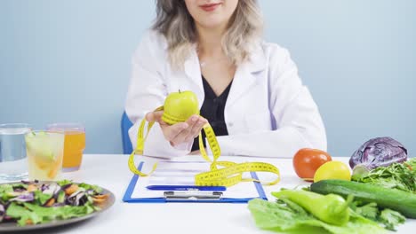 Obstkonsum-Für-Ein-Gesundes-Leben.-Der-Ernährungsberater-Streckt-Die-Frucht.