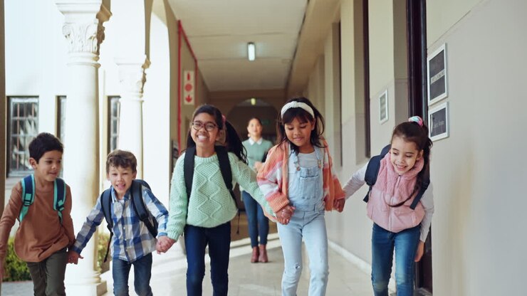 Niños, escuela y corriendo de la mano