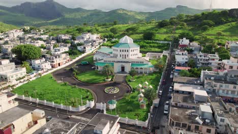 Barrio-Plaine-Verte-En-Port-Louis,-Mauricio-Con-Exuberantes-Colinas-Al-Fondo,-Día-Brillante,-Vista-Aérea