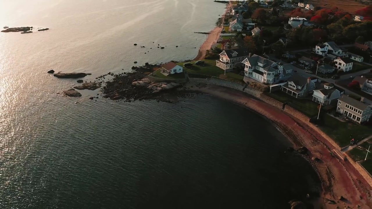 Bellissimo tramonto sulla costa del Connecticut con colori caldi che si riflettono su una baia del New England