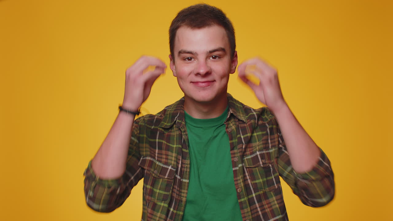 hombre asombrado emocionado mostrando explosión de cabeza, mirando preocupado sorprendido sorprendido niño, wow idea, eureka