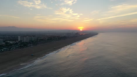 4K-Ariel-Drohnenaufnahme-Des-Stadtbildes,-Strandhotels-Und-Strandhäuser-Bei-Sonnenaufgang-Und-Sonnenuntergang-Im-Wunderschönen-Huntington-Beach,-Surf-City,-USA,-Kalifornien,-Während-Familien-Ihren-Sommerurlaub-Genießen