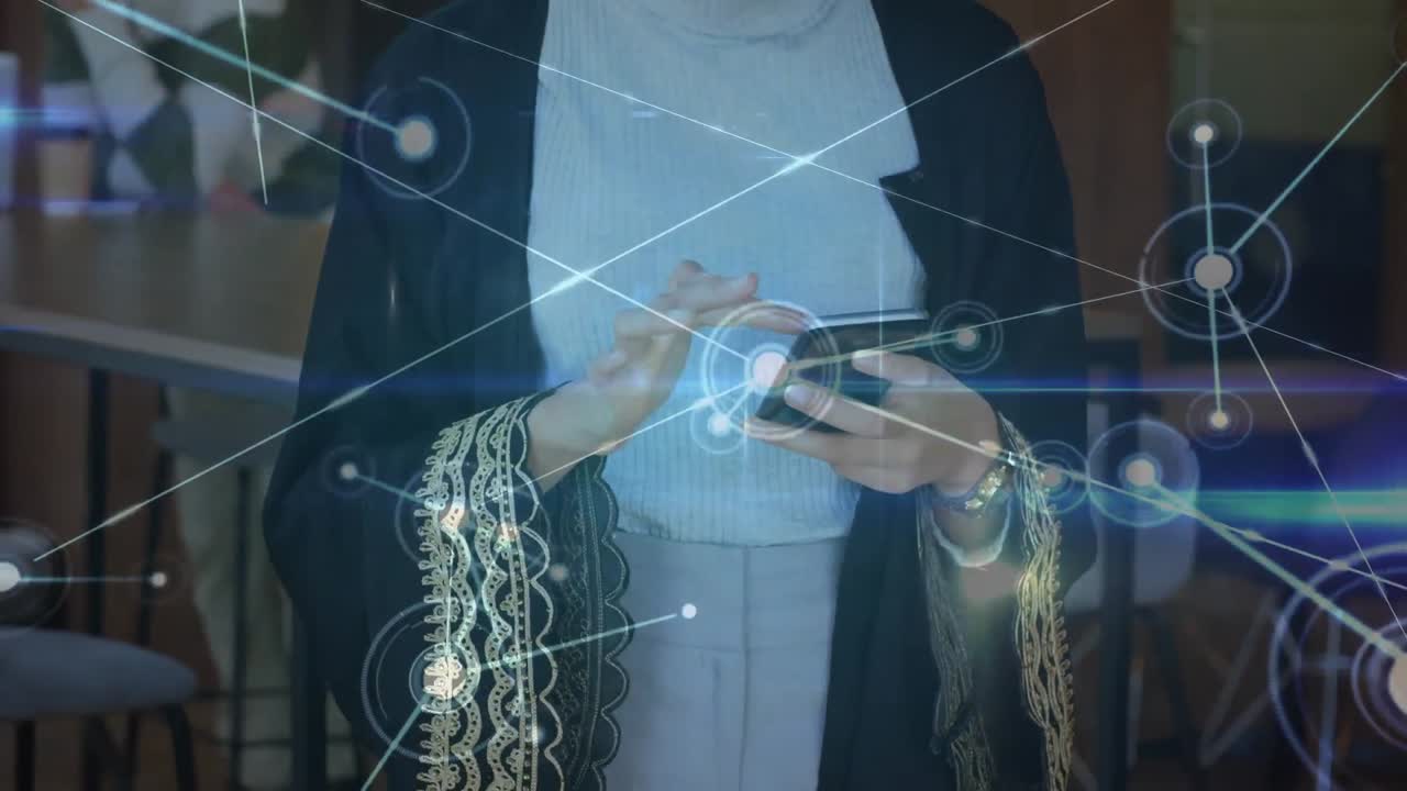 animación de redes de conexiones a través de una mujer de negocios de raza mixta que usa un teléfono inteligente en la oficina