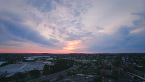 Video-De-Drones-Con-Puesta-De-Sol-En-El-Cielo-Nublado-Sobre-Vecindarios-En-Oceanside,-California