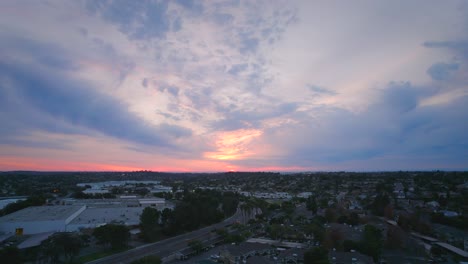 video de drones con puesta de sol en el cielo nublado sobre vecindarios en oceanside, california
